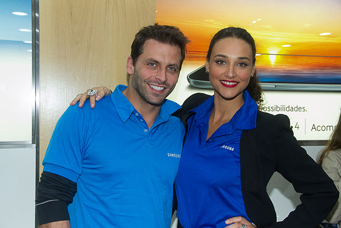 Henri Castelli e Débora Nascimento participam de inauguração de loja