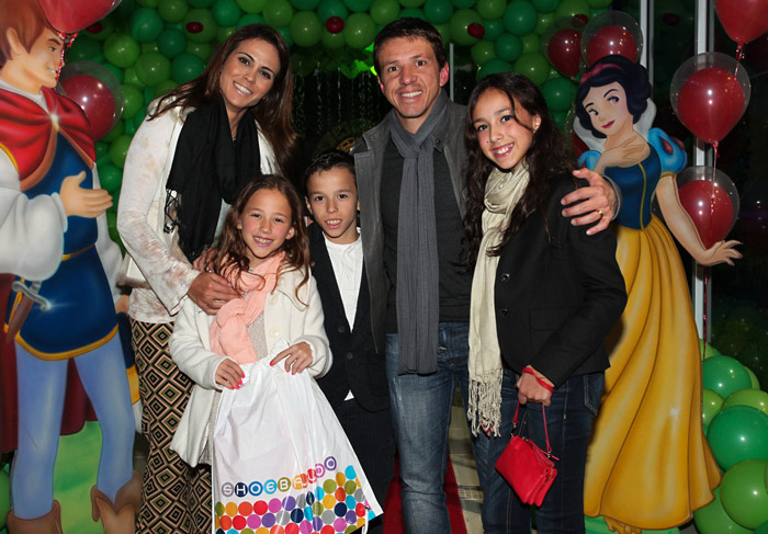 Adriane Galisteu leva filho à festa de aniversário de Maria Eduarda, filha de Lucielle di Camargo