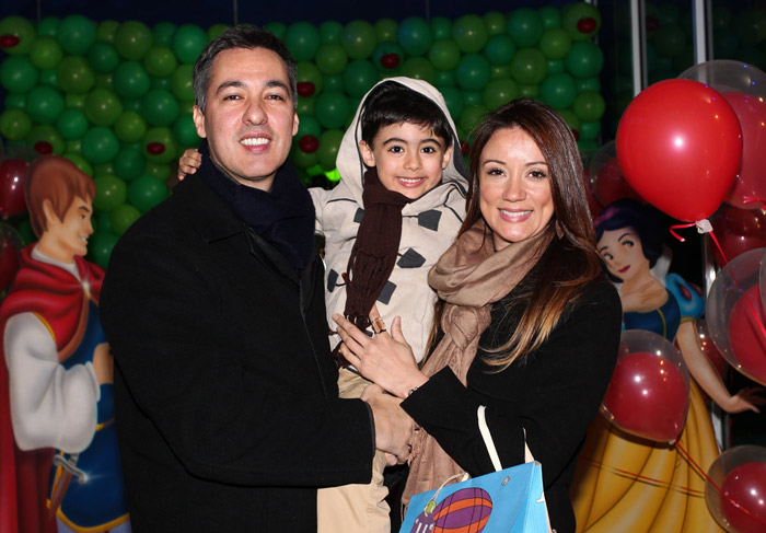 Adriane Galisteu leva filho à festa de aniversário de Maria Eduarda, filha de Lucielle di Camargo