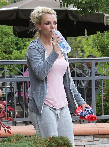 Britney Spears se hidrata após ensaio de dança