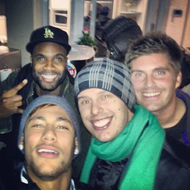 Neymar curte balada com os amigos