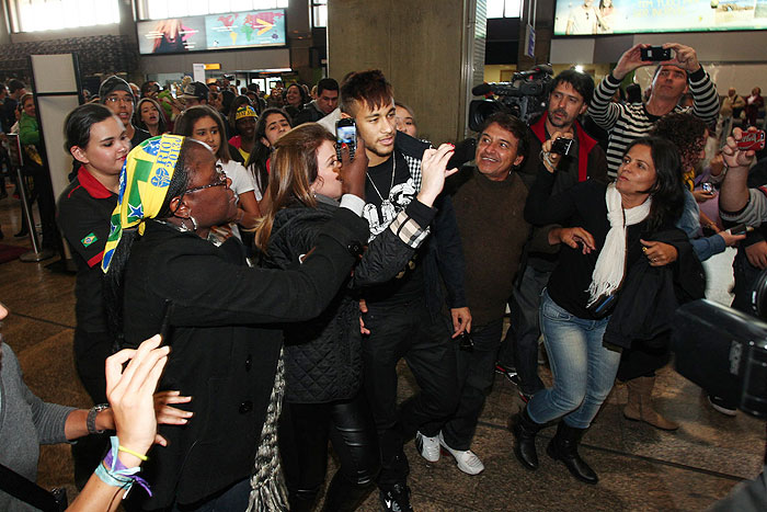 Neymar para o aeroporto ao embarcar para a Espanha