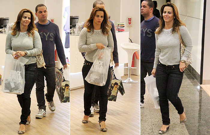 Viviane Araújo vai às compras em shopping na Barra