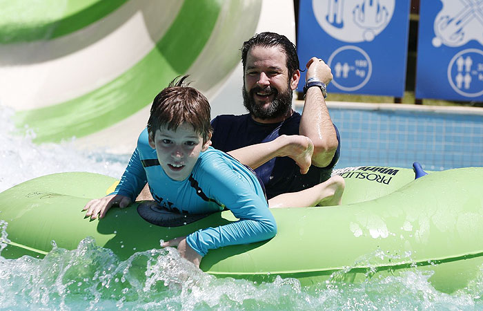 Com os filhos, Dani Winits e Murilo Benício se esbaldam em parque