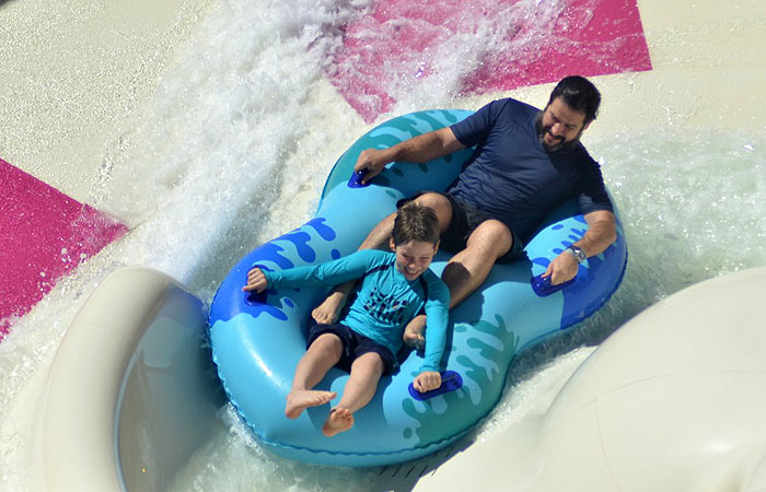 Com os filhos, Dani Winits e Murilo Benício se esbaldam em parque