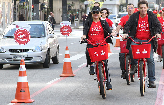 Cissa Guimarães anda de bike com Giuseppe Oristanio na Av. Paulista