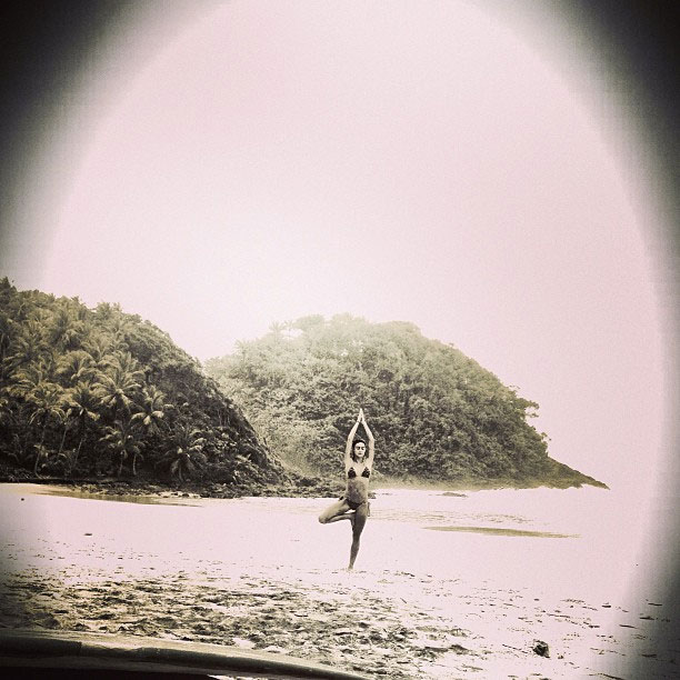 Thaila Ayala faz yoga em cenário paradisíaco