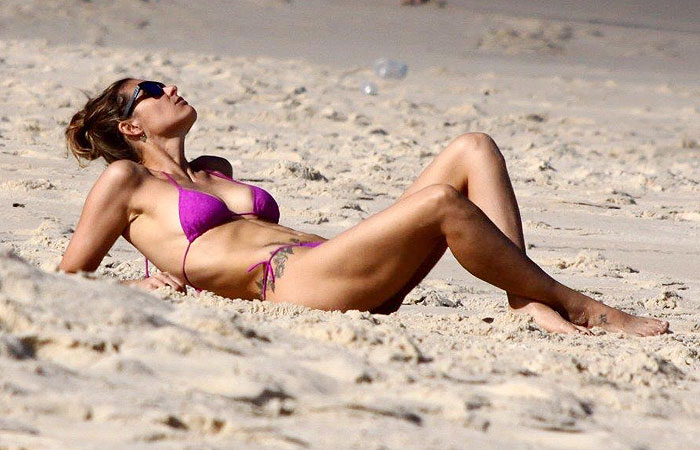 Fernanda Lima mostra corpo escultural em dia de praia 