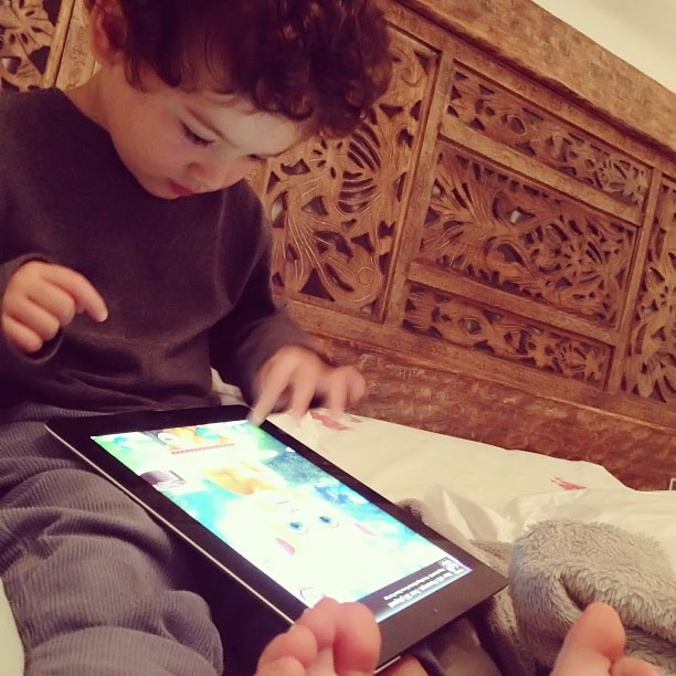 Dani Suzuki posta foto do filho, Kauai, jogando no iPad