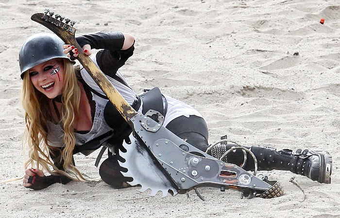 Avril Lavigne usa guitarra “motosserra” em seu novo videoclipe