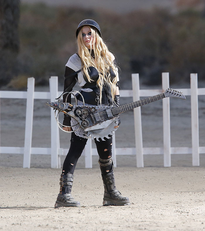 Avril Lavigne usa guitarra “motosserra” em seu novo videoclipe
