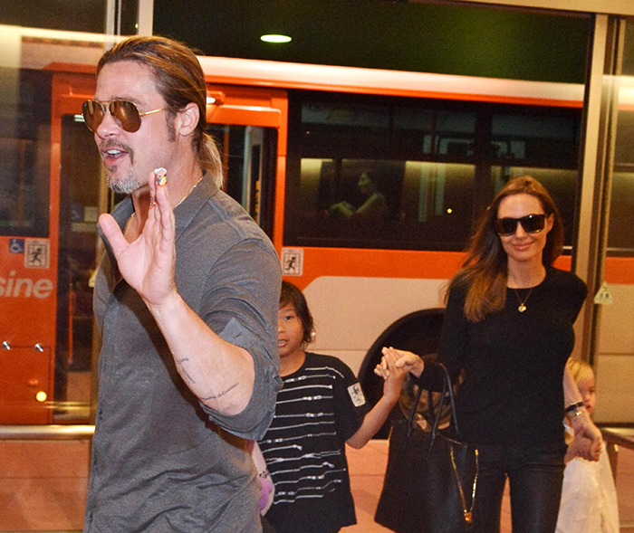  Brad Pitt aparece com dedo machucado em aeroporto no Japão