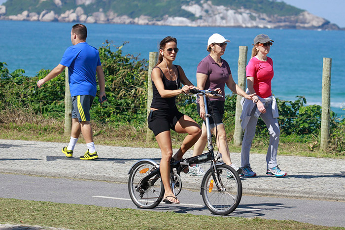 Fernanda Freitas passeia com sua bike pela orla carioca