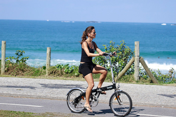 Fernanda Freitas passeia com sua bike pela orla carioca