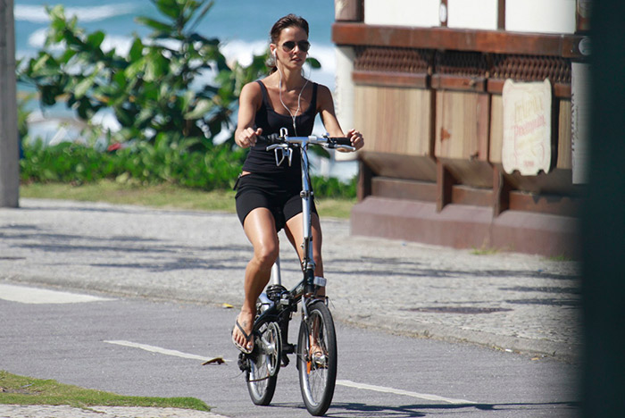 Fernanda Freitas passeia com sua bike pela orla carioca