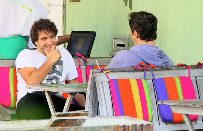 Humberto Carrão almoça com amigo em restaurante carioca