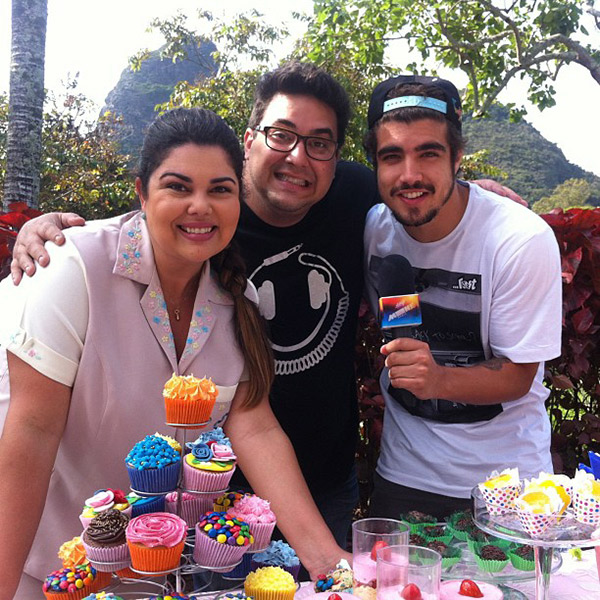 Fabiana Karla posta foto com cupcakes, Caio Castro e André Marques