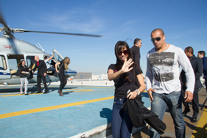 Anitta chega de helicóptero para desfile na capital paulista