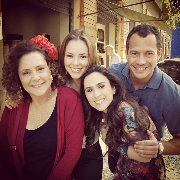 Paola Oliveira é toda sorrisos em foto postada com colegas de elenco