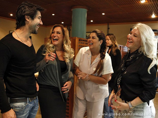  Susana Vieira recebe visita da sogra e do noivo nos estúdios de Amor à Vida