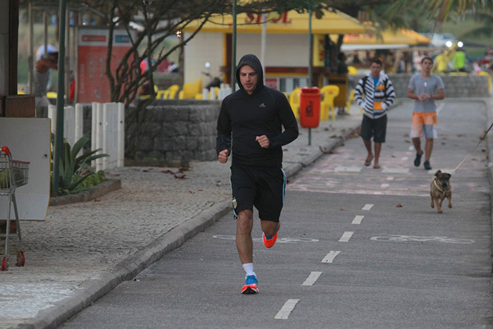 Cássio Reis coloca o capuz para correr em orla carioca