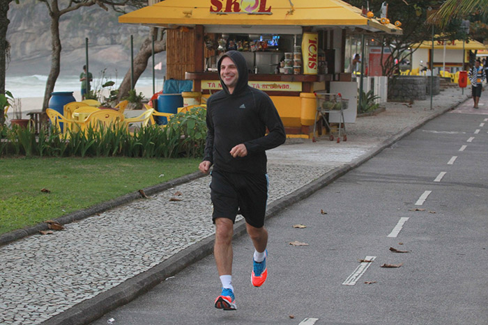 Cássio Reis coloca o capuz para correr em orla carioca