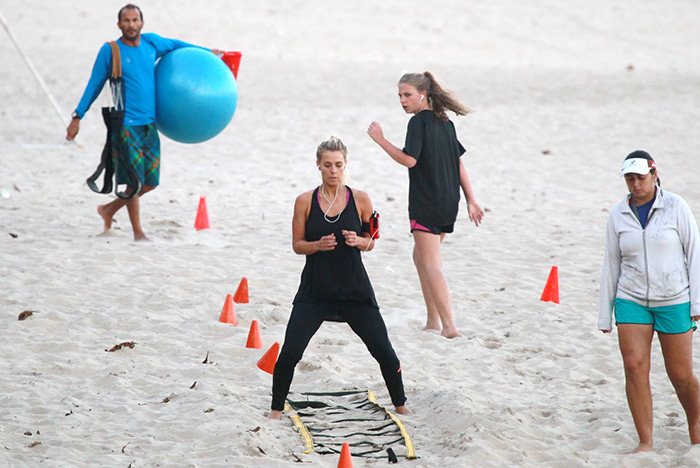 Carolina Dieckmann faz treino intenso em praia carioca