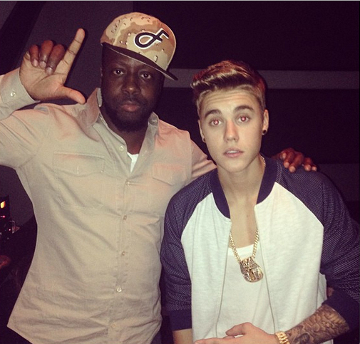 Justin Bieber posa com colar de ouro ao lado de rapper