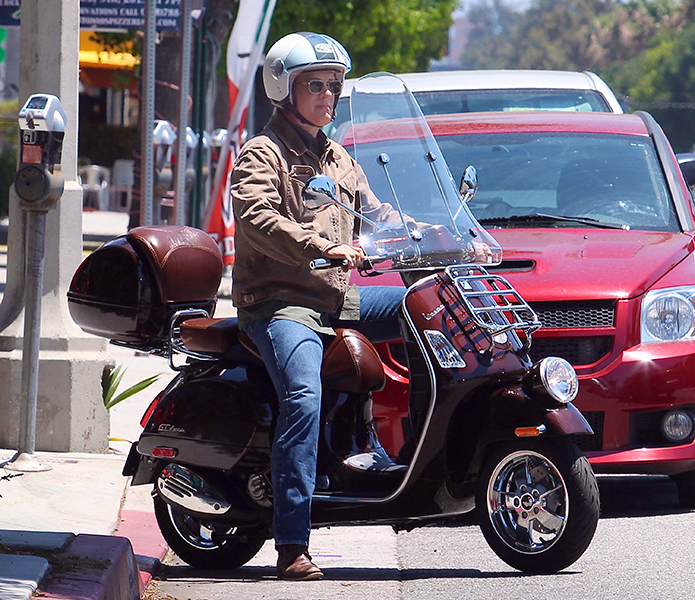 Tom Hanks compra nova moto em Los Angeles