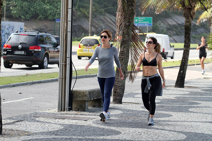 Adriana Esteves caminha em São Conrado