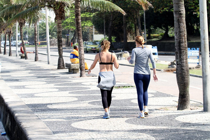 Adriana Esteves caminha em São Conrado