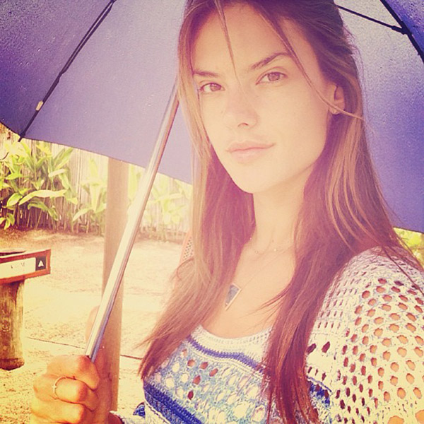 Alessandra Ambrosio posa com guarda-chuva em foto no Instagram