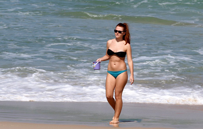 Mariah Rocha passa a tarde na praia com o filho