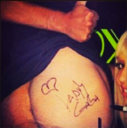 Lady Gaga autografa o bumbum do namorado