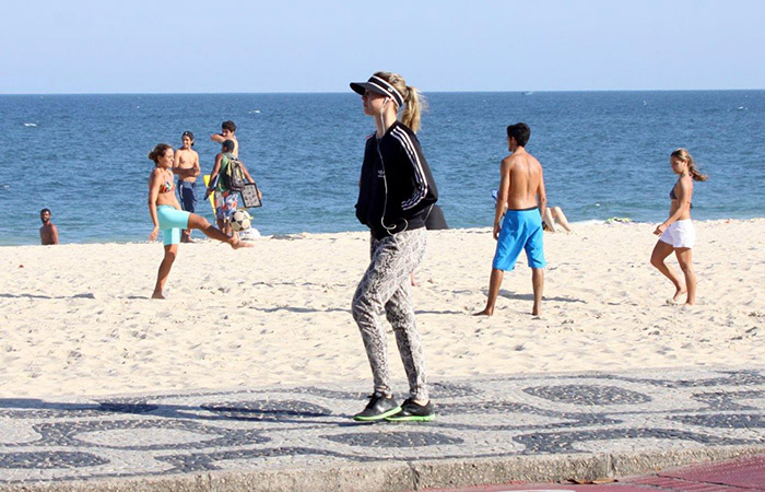  Luana Piovani aproveita sol do Rio para caminhar na orla da praia