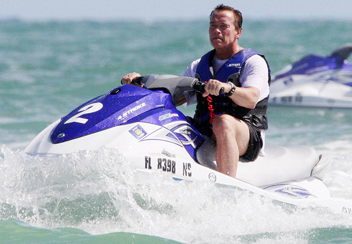 Arnold Schwarzenegger se diverte com jet-ski no dia de seu aniversário