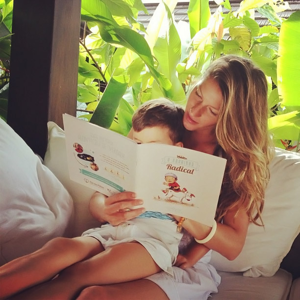 Gisele Bündchen lê um livro infantil para o filho Benjamin