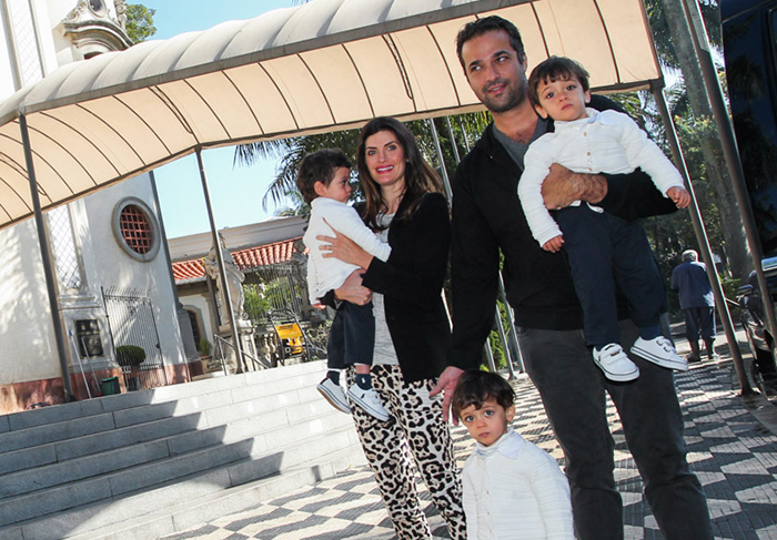 Isabella Fiorentino comemora aniversário dos trigêmeos na igreja