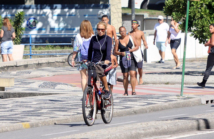 Andrea Beltrão pedala em orla carioca toda agasalhada