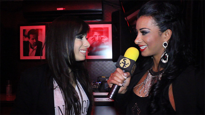  Cinthia Santos entrevista Anitta para seu programa de entrevista