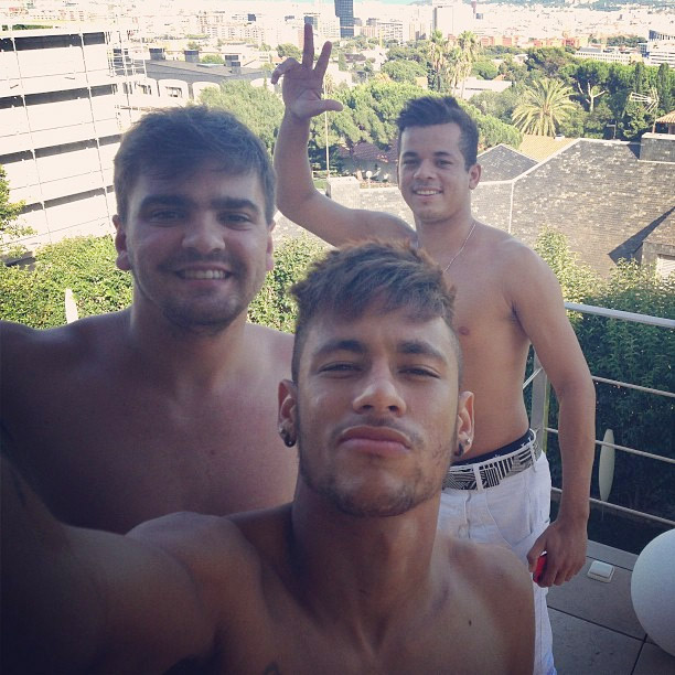 Neymar posta foto sem camisa com amigos em sua casa na Espanha