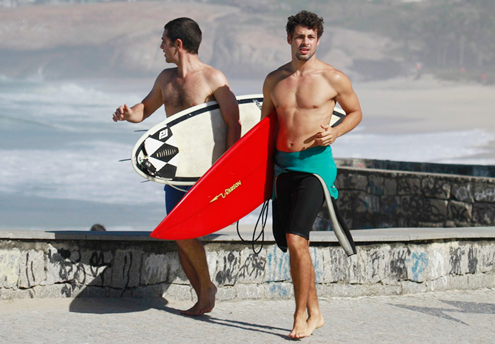 Cauã Reymond e Paulinho Vilhena surfam juntos no Rio