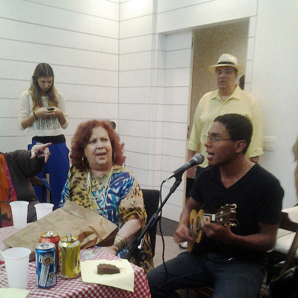 Após longa internação, Beth Carvalho volta a cena na festa da sobrinha