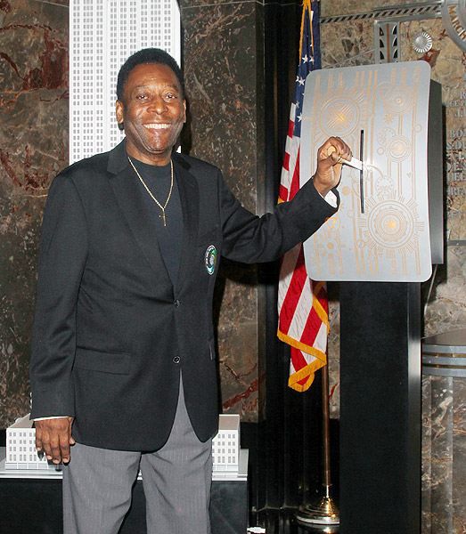 Pelé acende as luzes do Empire State em homenagem ao Cosmos