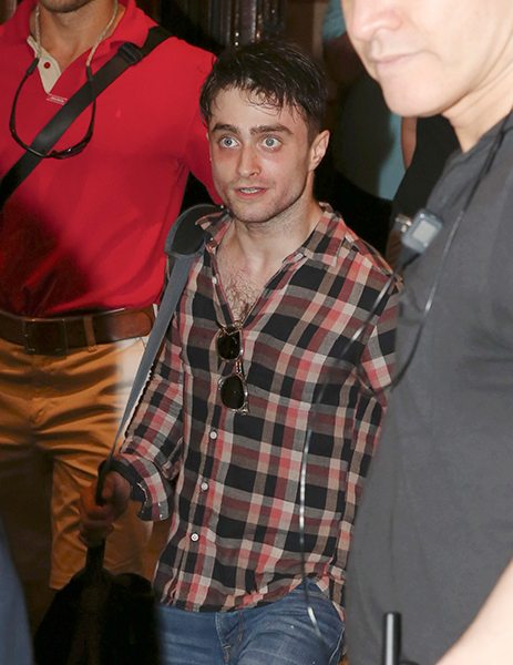 Daniel Radcliffe deixa teatro com aparência estranha
