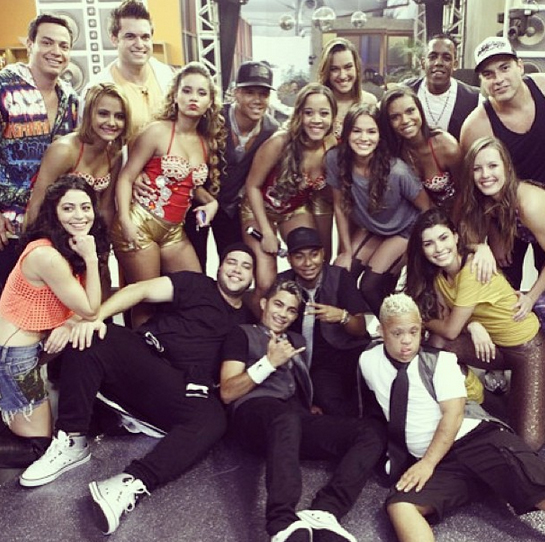 Bruna Marquezine recebe visita de grupo de funk em ensaio para Dança dos Famosos