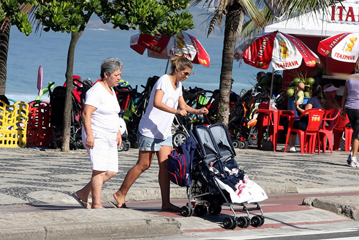 Mulher de Marcelo Serrado passeia com os gêmeos