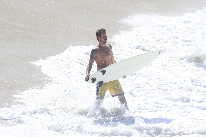 Com Mar Agitado Paulinho Vilhena Cai Da Prancha Durante Surf O Fuxico