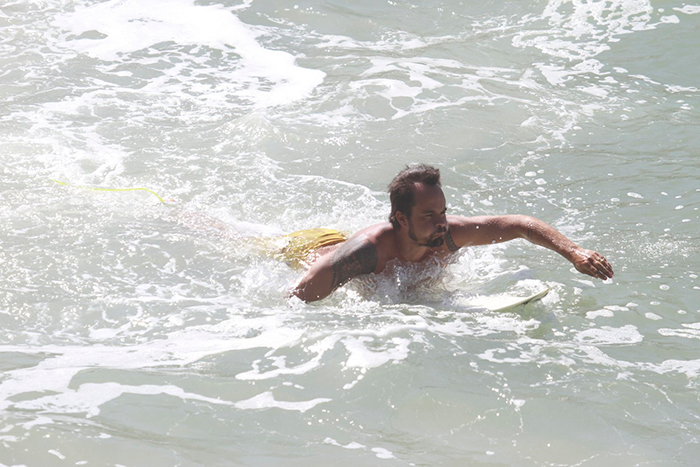 Com mar agitado, Paulinho Vilhena cai da prancha durante surf