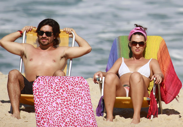 Camila Rodrigues exibe boa forma em dia na praia com o marido